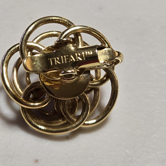 Vintage Trifari Earrings Flowers Gold - Picture 2 of 3